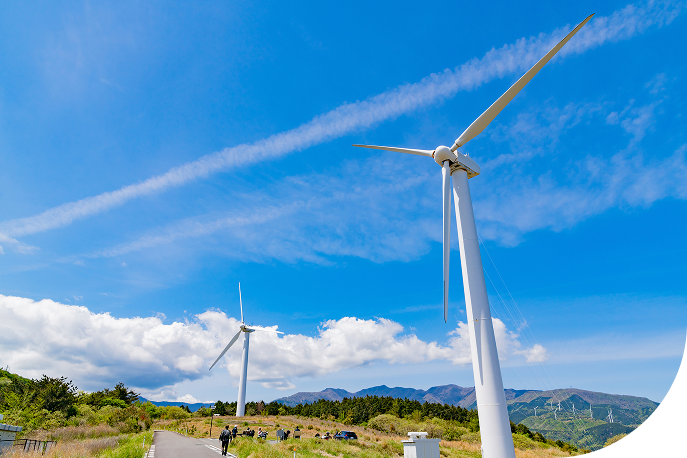 Molinos de viento bajo cielo azul