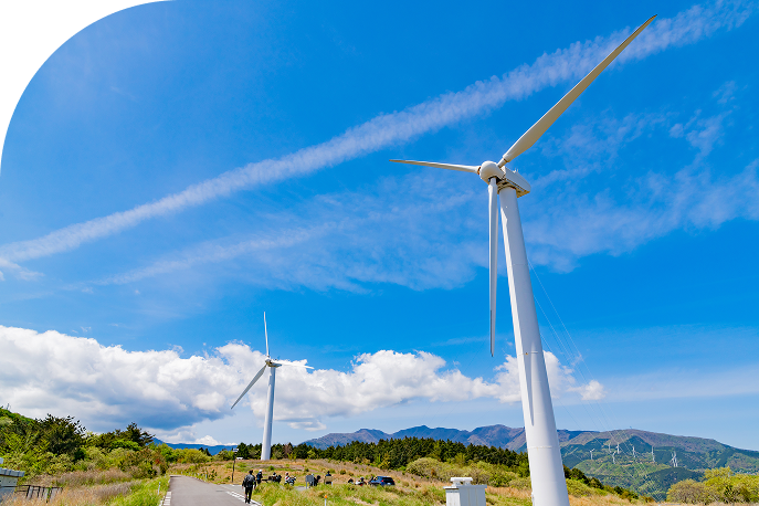 Molinos de viento bajo cielo azul